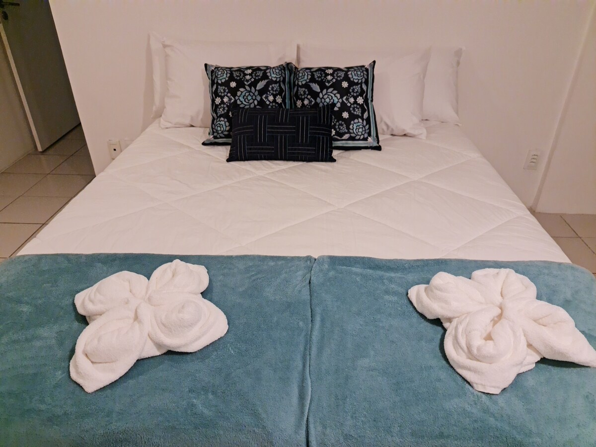 Соба 3: сопствен, брачен кревет (широк 150-179 см), завеси со затемнување, клима уред од 10 000 BTU и плакар.