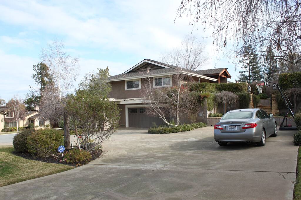 Large circle driveway, with rooms to park 5+ cars.