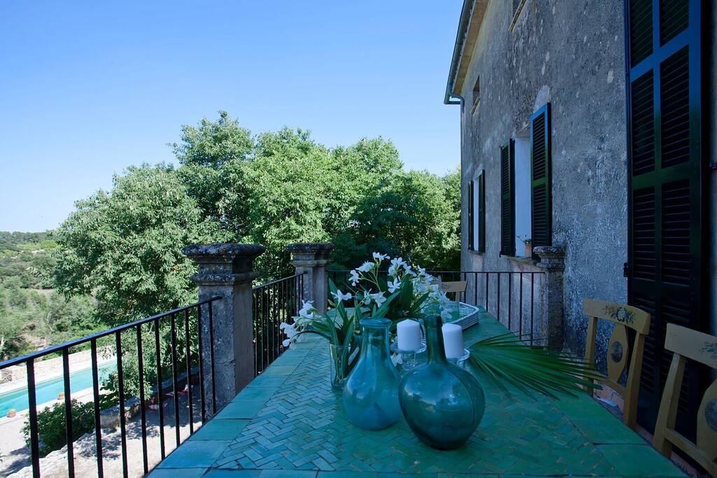 Balkon im ersten Stock mit Blick auf den Pool