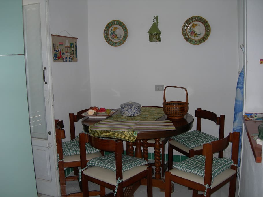 Tavolo in cucina per sei persone allungabile