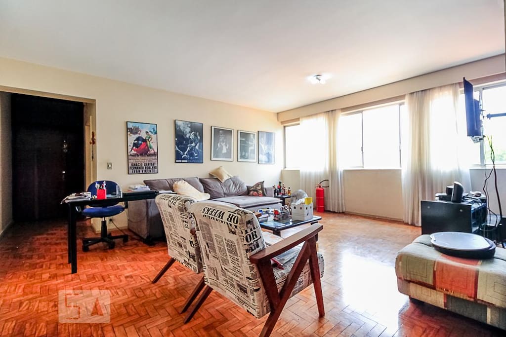 Sala visão janela parede apartamento