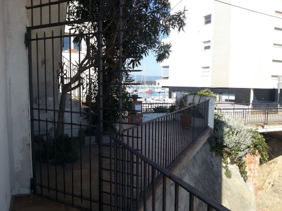 Altra entrada de la casa. (Accés per a bicicletes)