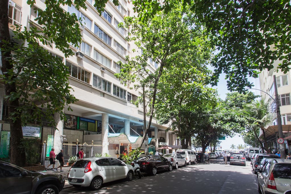Fachada e rua arborizada (quase dá para ver o mar =)