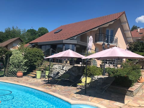 Air-conditioned villa with heated pool and lake view