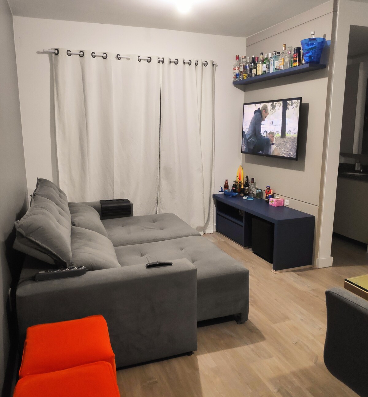 Sala de estar
Sofá 
TV Puff
 
Acceso al balcón 