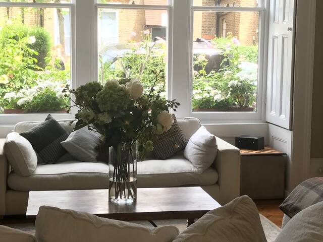 Large family home in N4. gallery image 4