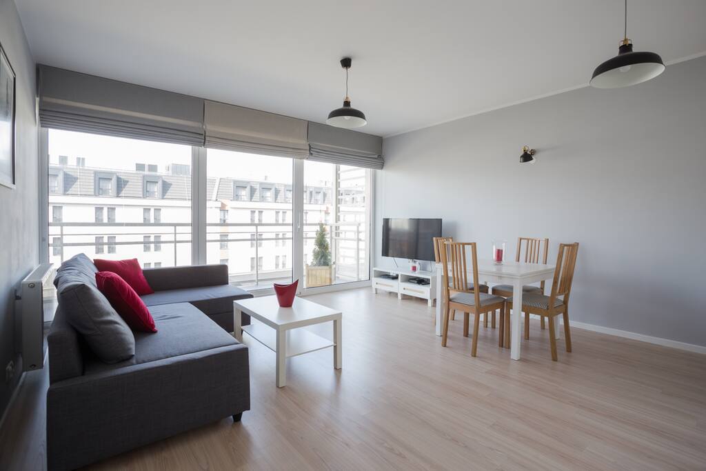 Salon z aneksem kuchennym i wyjściem na balkon