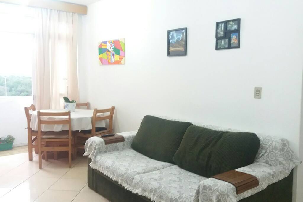 Sala com sofá retrátil, wifi, TV lcd e cabo HDMI