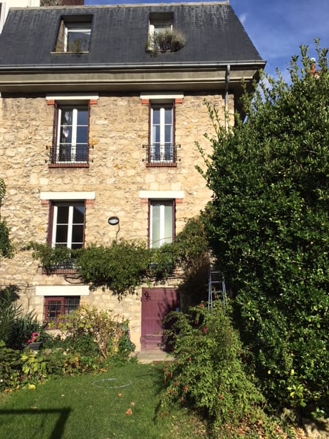 Family home with garden 10 min from Paris
