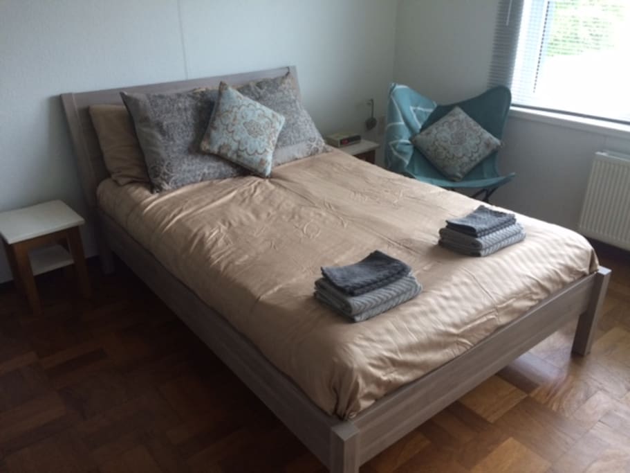 Kamer met een tweepersoonsbed van 1.40 meter