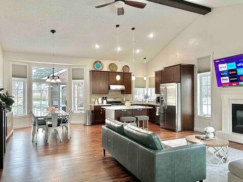 Serene Winter Stay - Near Parks & Malls