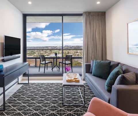 Top Airbnb: Modern 1 Bedroom with full kitchen & laundry in Box Hill