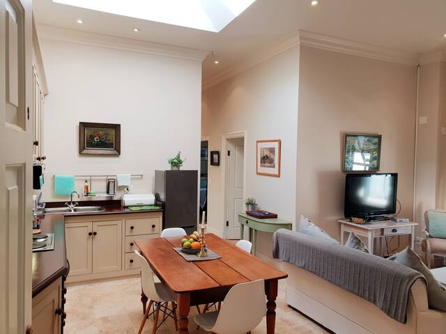 Bishopscourt Mountain view Apartment in leafy area gallery image 2