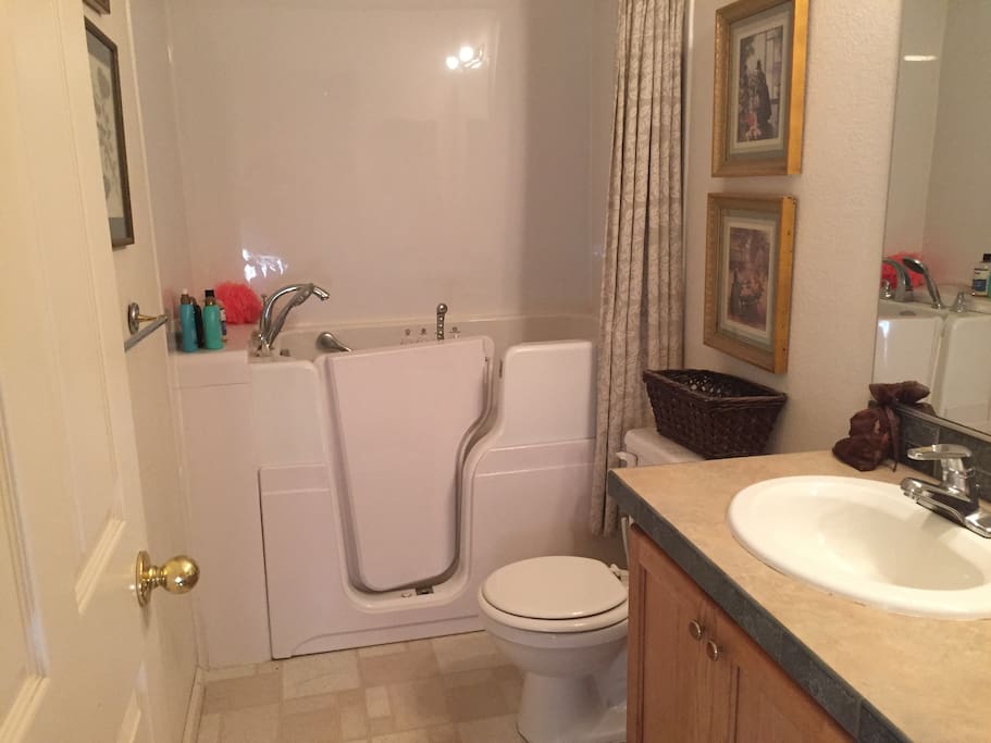 Shared bath with walk-in Jacuzzi tub