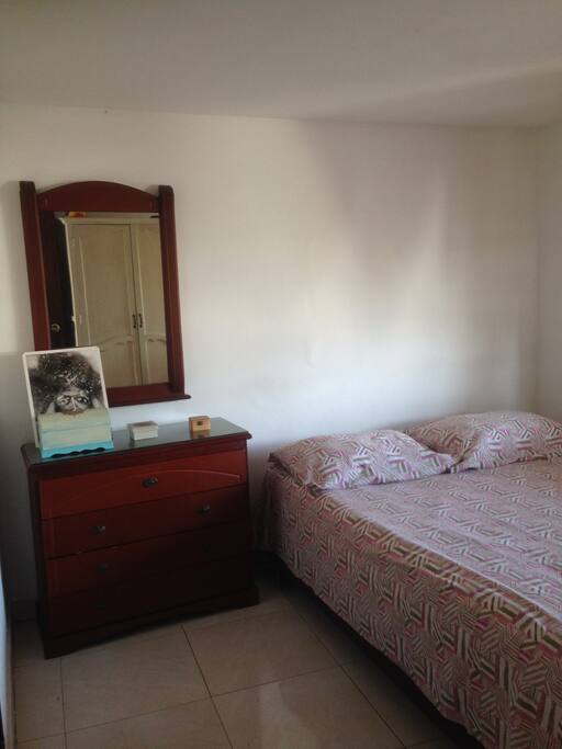 El cuarto cuenta con un closet para que cuelgues y guardes tu ropa. Ahí encontraras toallas y sábanas extras para cubrir tus necesidades. El cuarto tiene dos ventanas, una de ellas mira hacia la terraza, lo que permite que siempre esté ventilada.