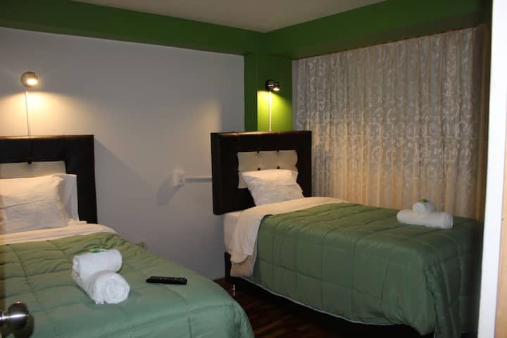 Izba s 2 lôžkami orientovanými na ulicu 