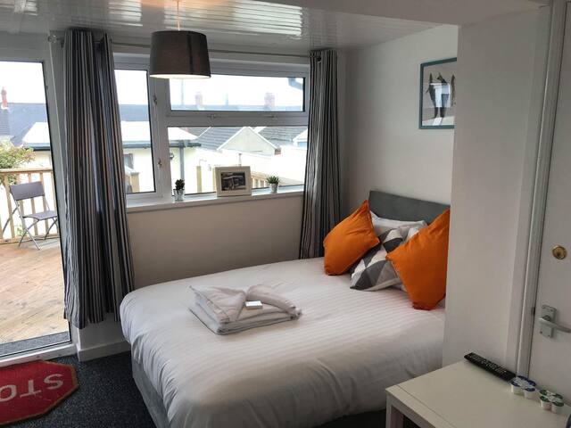 Double Room: Ensuite, Private Entrance, Terrace