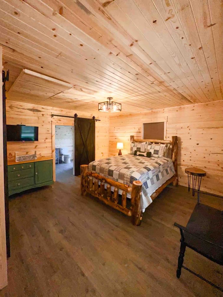 Relaksohu në këtë krevat dopio "queen" të personalizuar nga Amish.