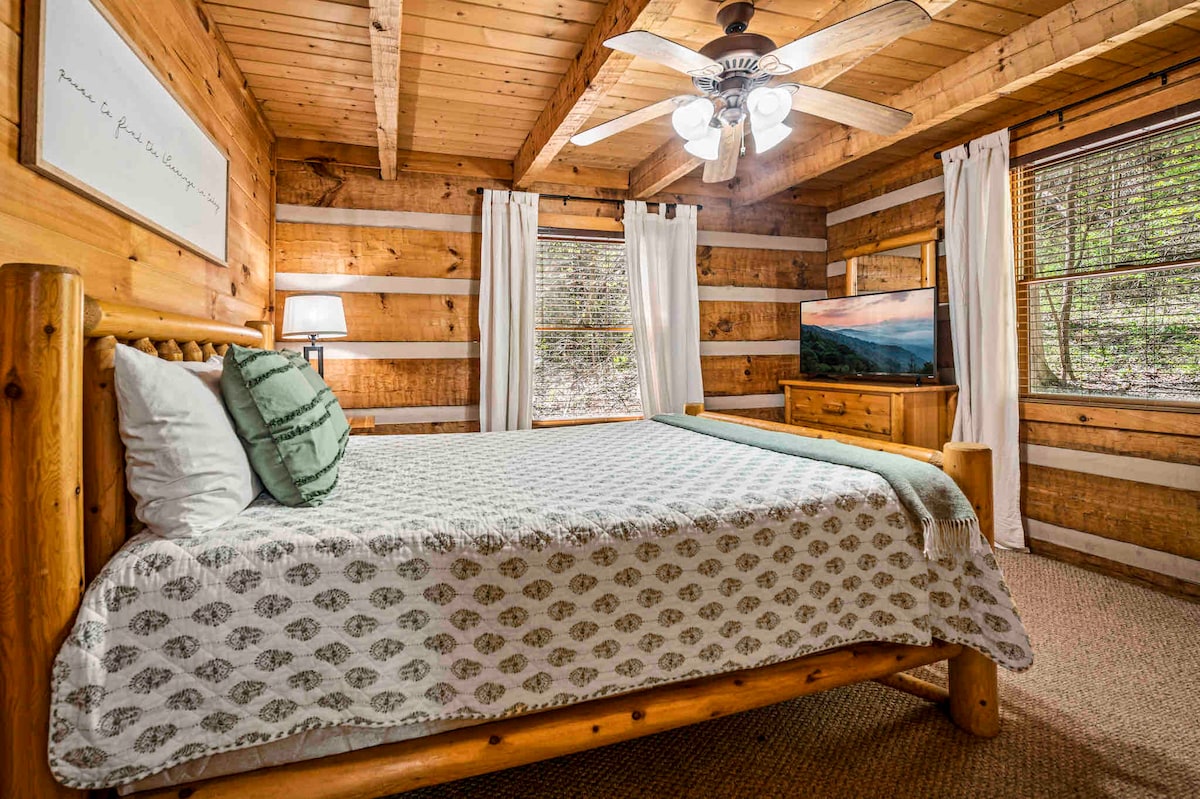 Hlavná spálňa na hlavnom poschodí má okná orientované na zadný les v objekte.  Vo všetkých spálňach a zábavných priestoroch ponúkame aj televízory.