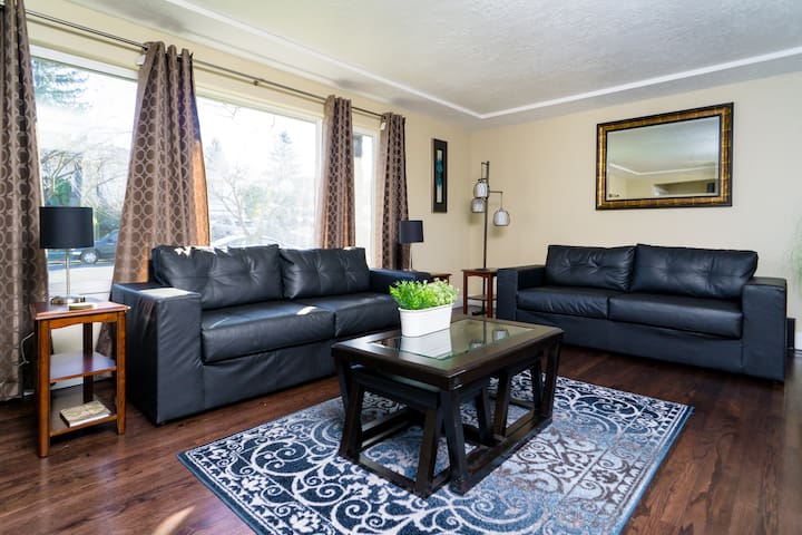 Modern Home – KING BED – 15 Minutes to Everything gallery image 3