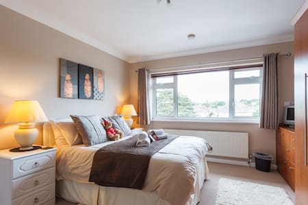 DBL BDROOM ENSUITE B&B IN QUIET PERFECT LOCATION