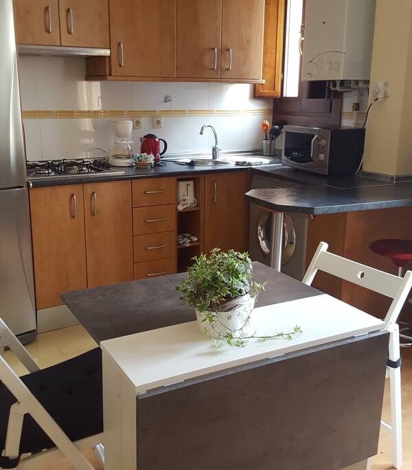 Cocina y mesa de comedor
