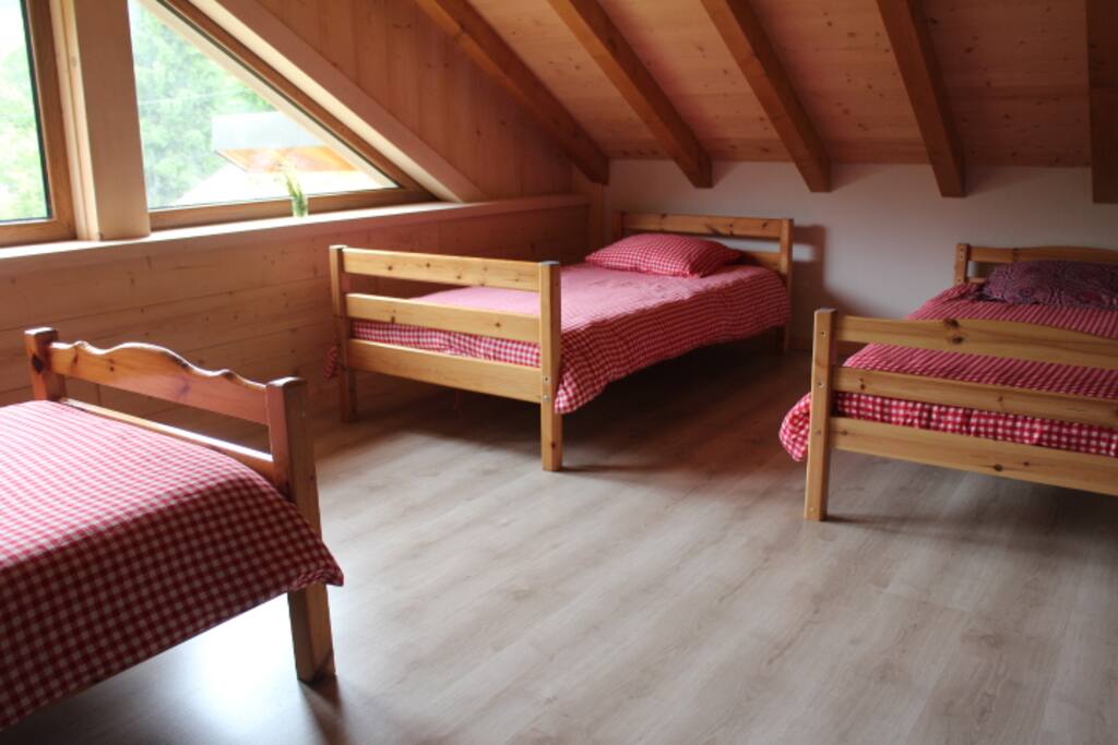 la chambre avec ses 3 lits doubles