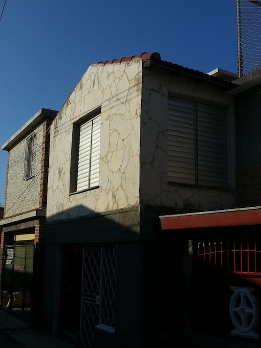 Se renta apartamento en altos , totalmente independiente ,cerca de la 5ta Avenida . Cuenta con: habitación climatizada, sala, comedor, baño intercalado, ventilado , claro y confortable. Cerca de La Marina Turística, Marlin Marina Hemingway , Palacio de Convenciones de La Habana ,Club Habana En la zona abundan los centros nocturnos, paladares y cafeterias. Horarios: entrada 4 pm y salida 2 pm. El precio se ajusta con el cliente.