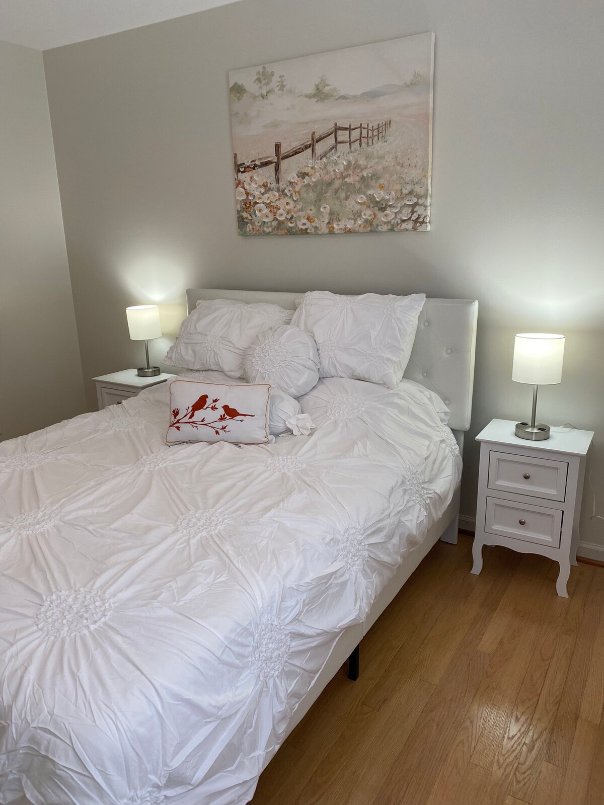 Cama tamaño queen: mesitas de noche con lámparas de contacto de 3 formas que tienen enchufes/tomas de corriente para cargar teléfonos celulares/computadoras. Reloj despertador tradicional junto a cada mesita de noche. 