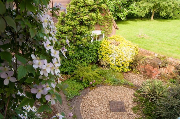 En-suite room with beautiful views - Hopyard