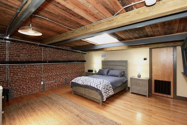 上层卧室，配备标准双人床和步入式衣橱入口