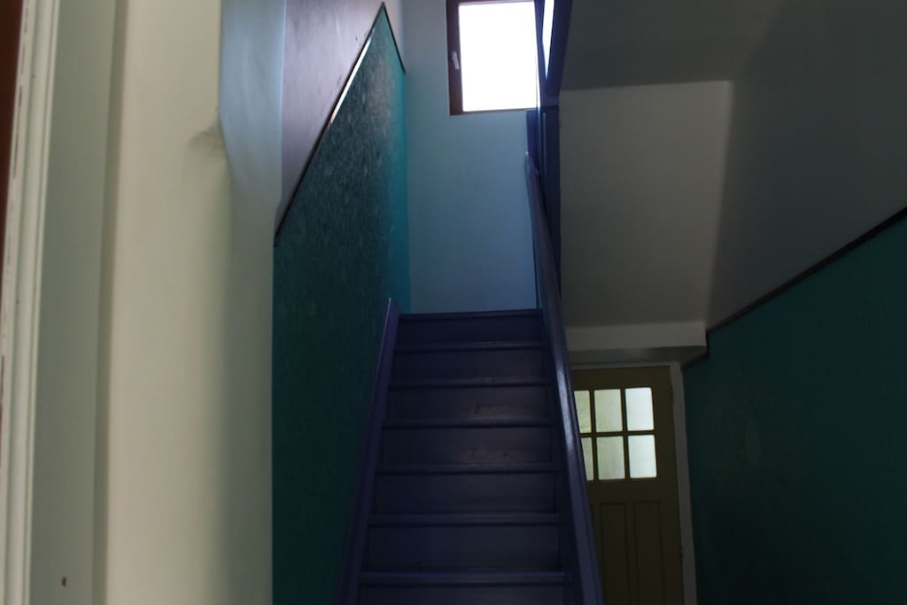 Couloir des escaliers rez de chaussée