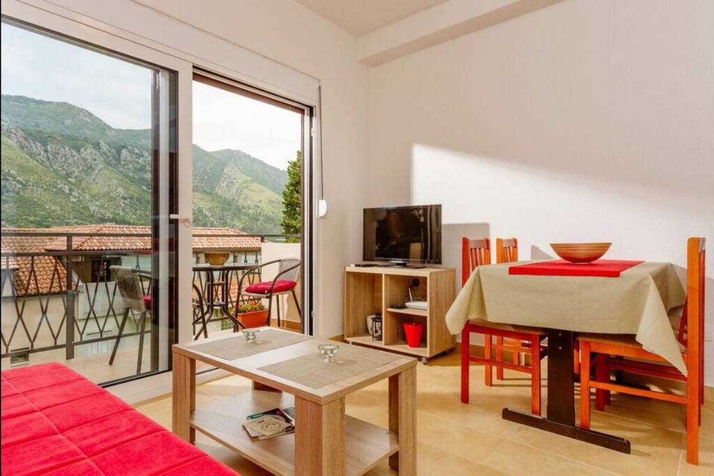 Living room ,balcony with garde sea and mountain view