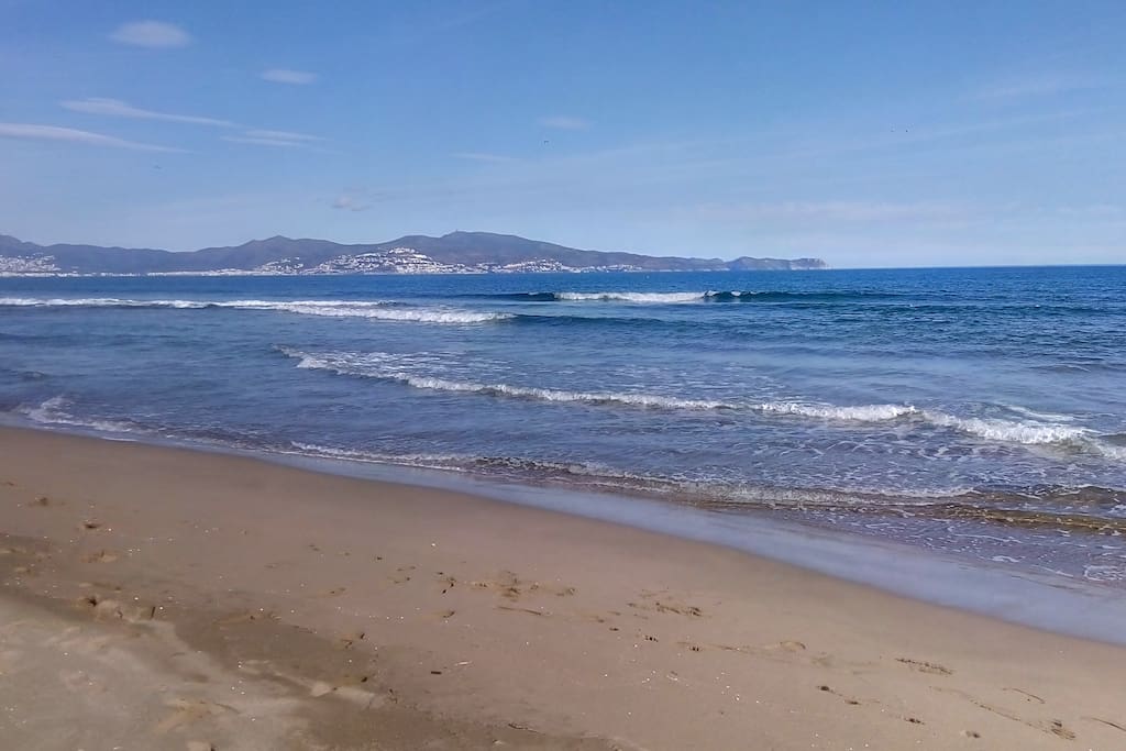 Vue de Rosas et du Cap de Creus depuis la plage sauvage de Sant Pere Pescador...