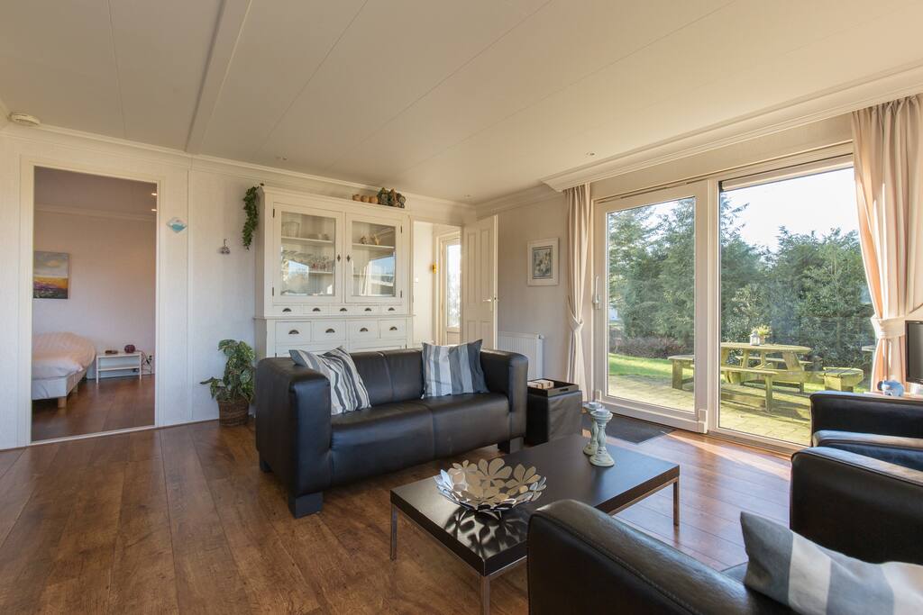 Woonkamer met schuifdeur naar terras.