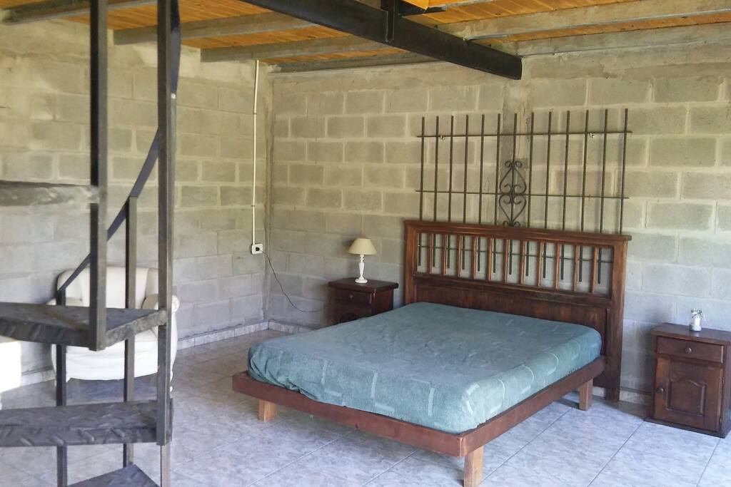 Dormitorio con entrepiso