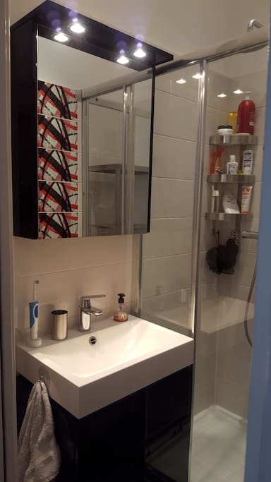 une salle de bain bien aménagée