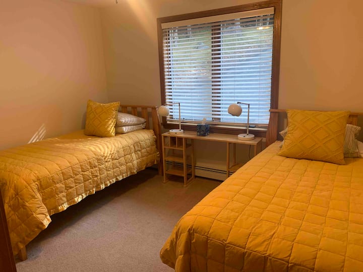 楼上的双床卧室