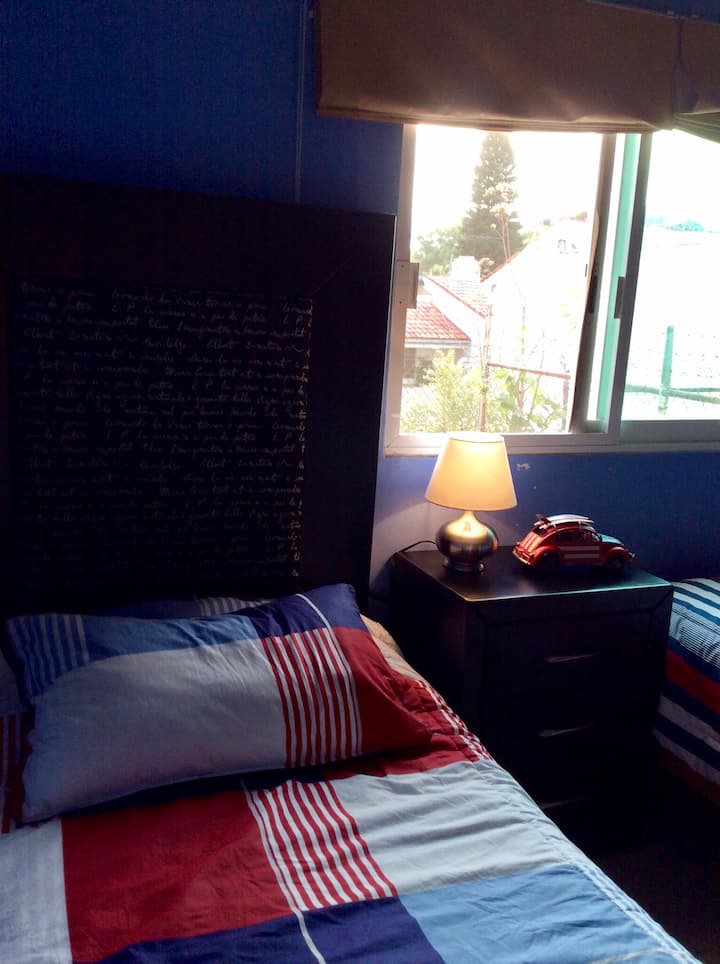 Soba ima 3 bračna kreveta