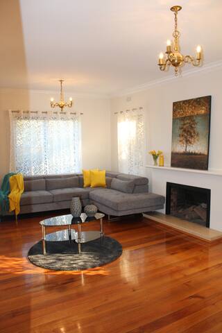 Luxe 4BR Home, Pool, Bungalow near Brighton Beach gallery image 2