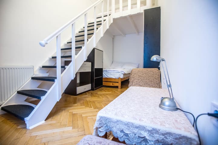 Зимна стая, над тавана има голямо легло от 1,8м * 2м, а под него има малко двойно легло от 1,2м * 2м, в което могат да се настанят до 4 души.