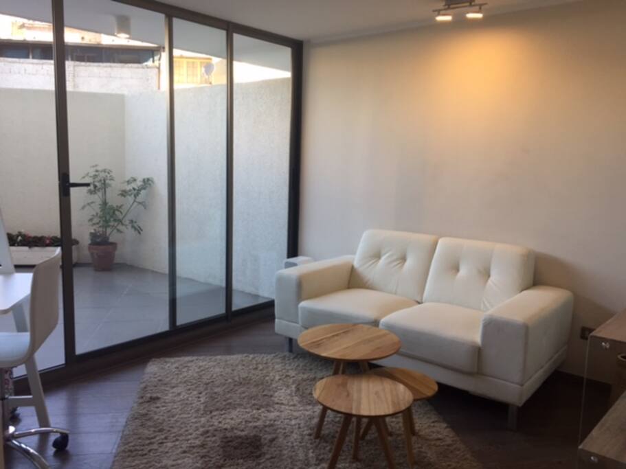 Nice living room and terrace, comfortable sofa and small desk. Very bright and quiet // Agradable sala de estar y terraza, cómodo sofá y pequeño escritorio. Muy luminoso y tranquilo.