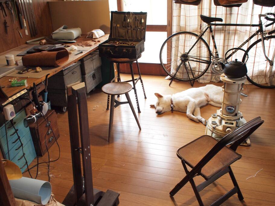 併設された革の工房と犬
Leather studio(and
sleeping dog)