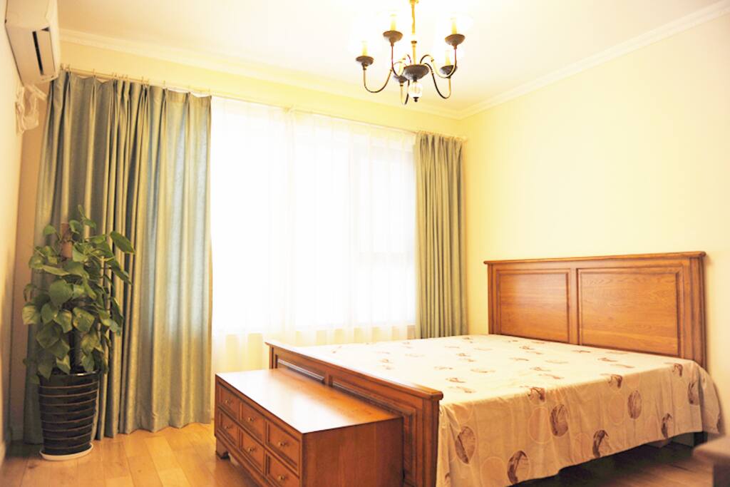 clean bedroom 干净的主卧