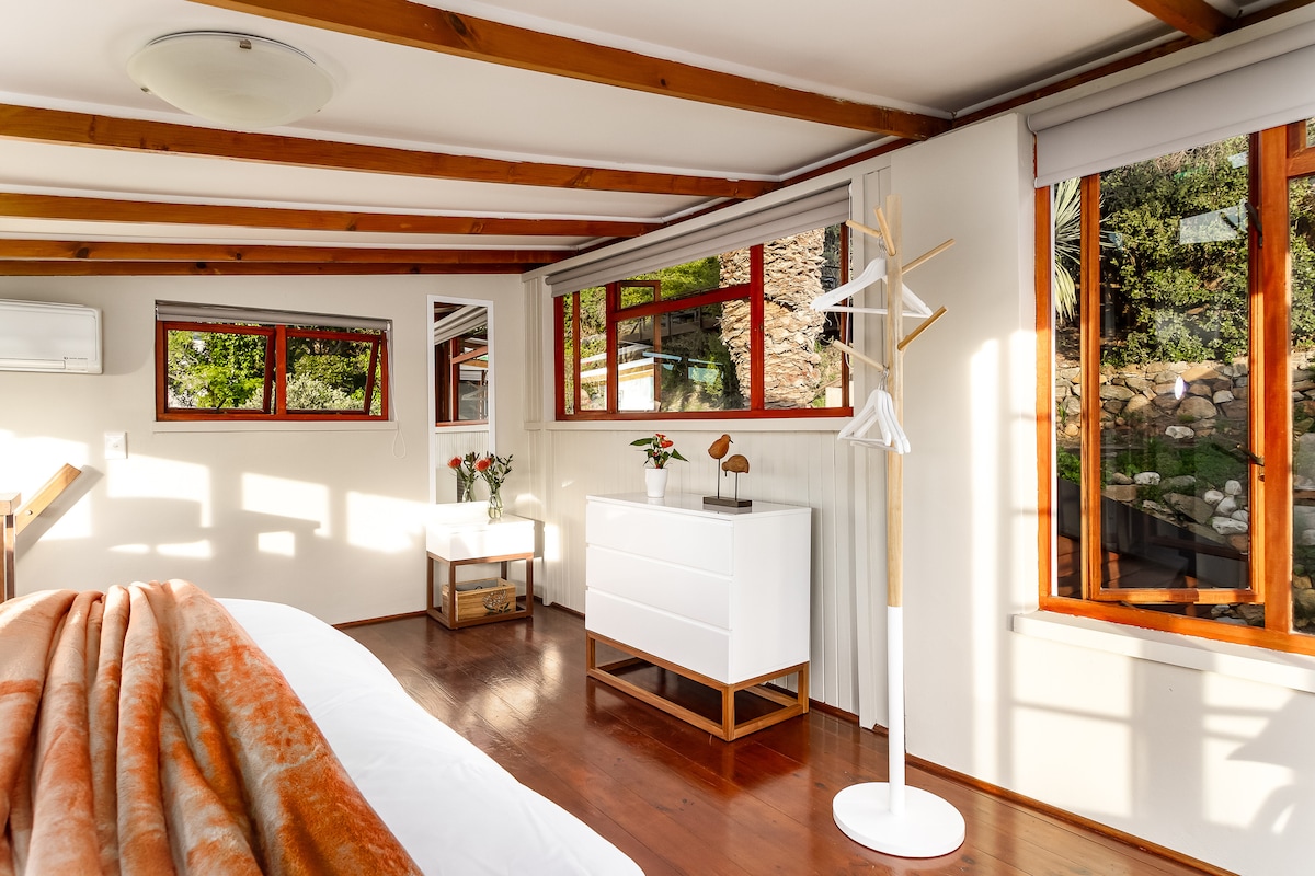 El elegante dormitorio ofrece una cama tamaño king o 2 camas individuales