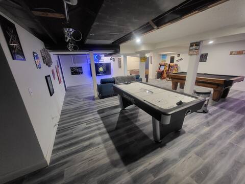 QCs Best! Master Suite + Game Cave+ Jacuzzi + More