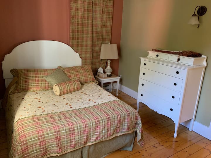 乡村风格客房，带60英寸床（全新床垫，超级舒适！ ）