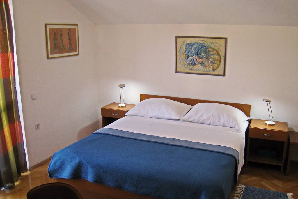 Queen size bed