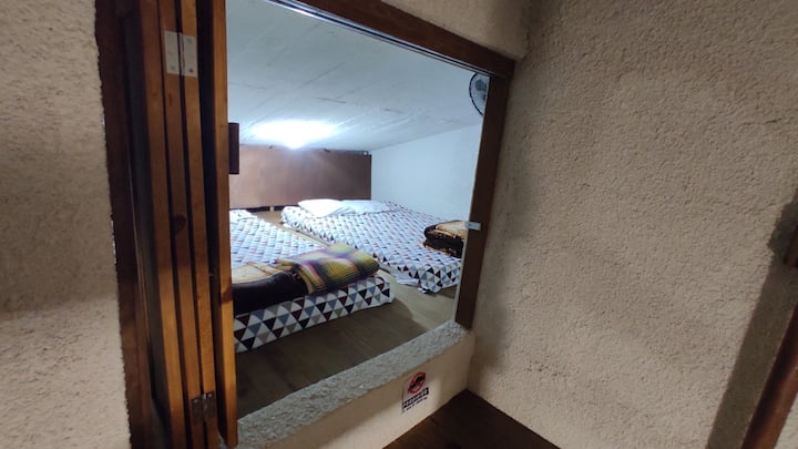 Chumba cha 3 katika TAPANCON YA MBAO kwa watu 3, chenye magodoro juu ya TAPANCON ( mara mbili na moja ) , pamoja na mlango wake wa faragha..