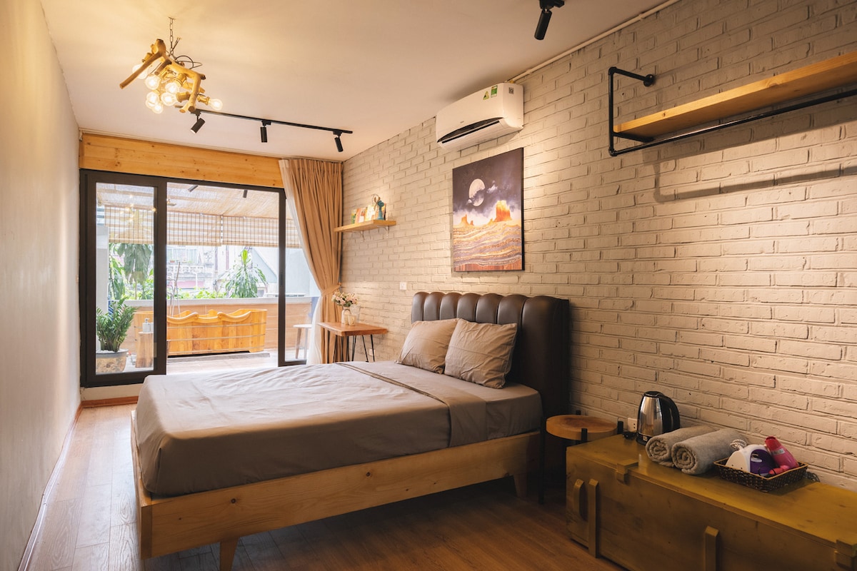 Wohoo tumbado en la cama mientras tiene una hermosa vista sobre la bañera de bambú